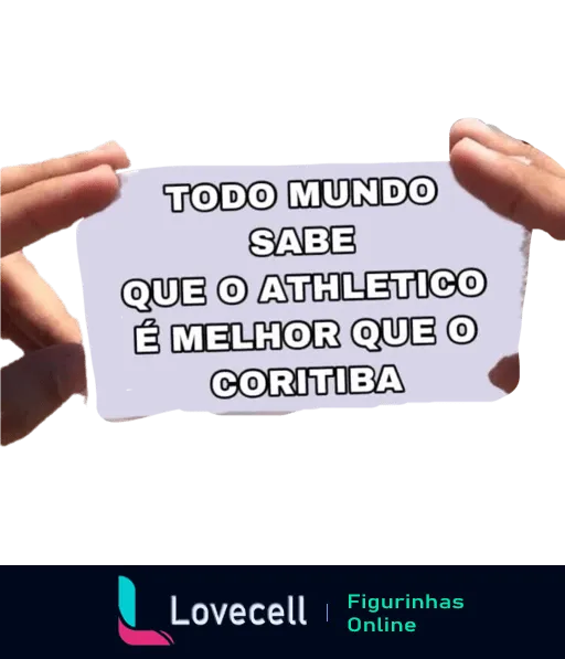 Mãos segurando cartão com frase engraçada sobre a rivalidade entre Athletico e Coritiba, indicando preferência pelo Athletico