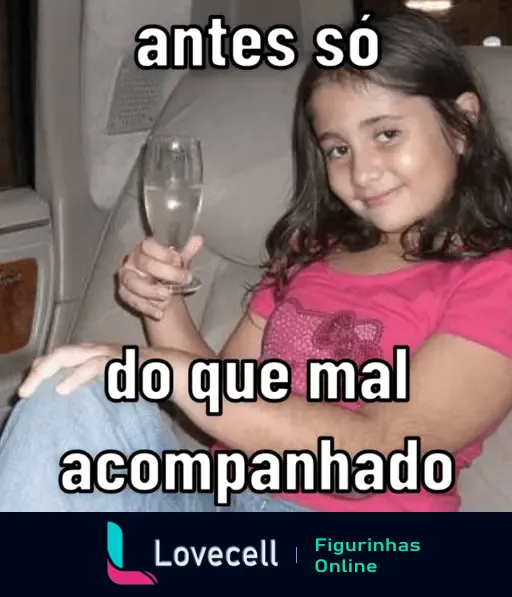 Meme engraçado com uma menina segurando uma taça e texto 'antes só do que mal acompanhado', representando uma atitude independente no Dia dos Namorados.