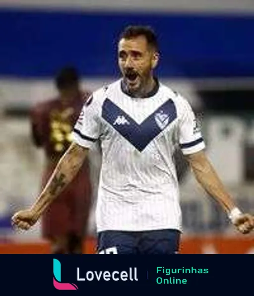 Jogador de futebol comemorando intensamente com uniforme branco e detalhes azuis, braços abertos em estádio após marcar gol