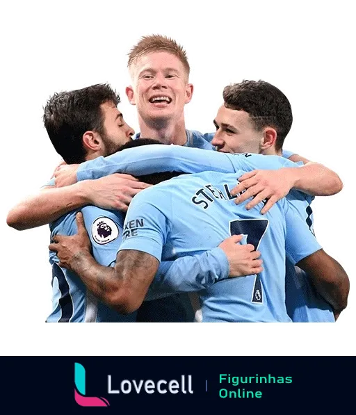 Três jogadores do Manchester City comemorando um gol abraçados, incluindo um jogador de cabelo ruivo sorrindo, expressando alegria e união de equipe