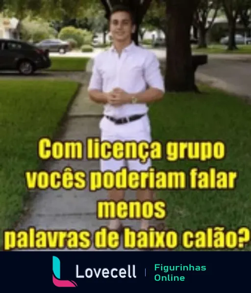 Figurinha de WhatsApp com um homem jovem de camisa e bermuda branca em ambiente externo, pedindo educadamente no texto 'Com licença grupo vocês poderiam falar menos palavras de baixo calão?'