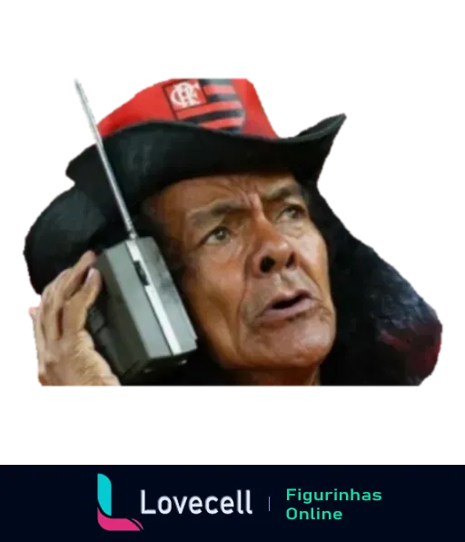 Torcedor do Flamengo com chapéu preto ouvindo atentamente um rádio, expressão de concentração e ansiedade