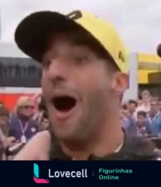 Homem eufórico com boné amarelo celebrando em pista de corrida, possivelmente após evento de automobilismo