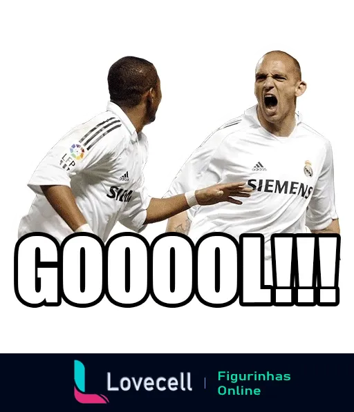 Dois jogadores do Real Madrid comemorando gol, um gritando entusiasmado e outro acompanhando, ambos em uniformes brancos, com a palavra 'GOOOOOL!!!' em destaque