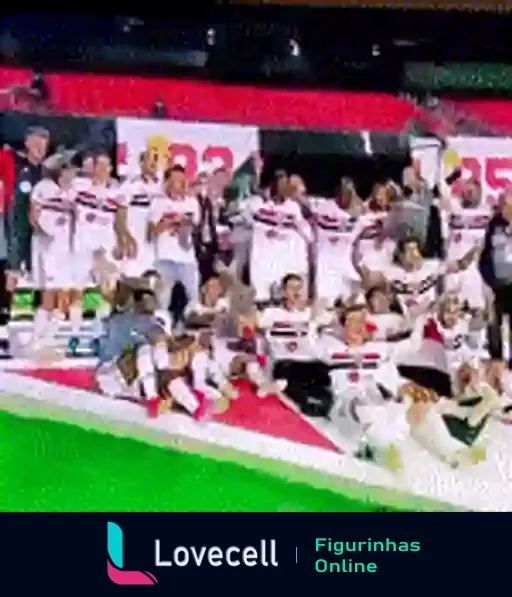 Figurinha de jogadores do São Paulo FC celebrando em campo, com uniforme, um segurando troféu e outro com braço levantado em vitória