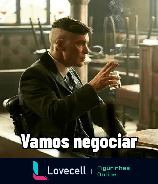 Figurinha de homem elegante com cabelo grisalho, bebendo e fumando em ambiente sombrio com a frase 'Vamos negociar' - Peaky Blinders