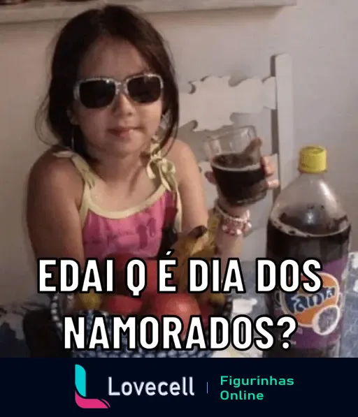 Criança com óculos de sol, segurando um copo de refrigerante e expressão despreocupada, com texto irônico: EDAI Q É DIA DOS NAMORADOS?