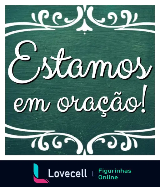 Figurinha com frase 'Estamos em oração!' em letras cursivas sobre fundo verde escuro com arabescos brancos, transmitindo calma e fé