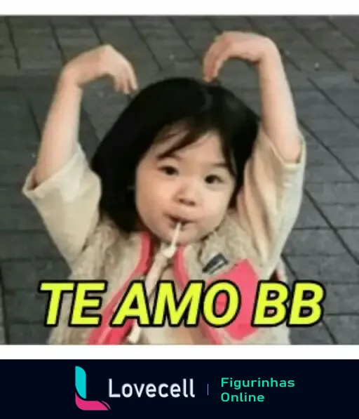 Uma criança coreana fazendo gestos com as mãos e segurando um pirulito, com a frase 'TE AMO BB' destacada na parte inferior da imagem.