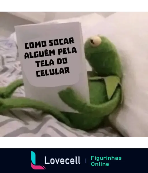 Caco, o Sapo, deitado na cama lendo um livro intitulado 'Como socar alguém pela tela do celular', com expressão curiosa e cômica