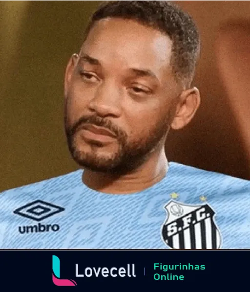 Will Smith desanimado com camisa do Santos Futebol Clube azul claro e branco da Umbro