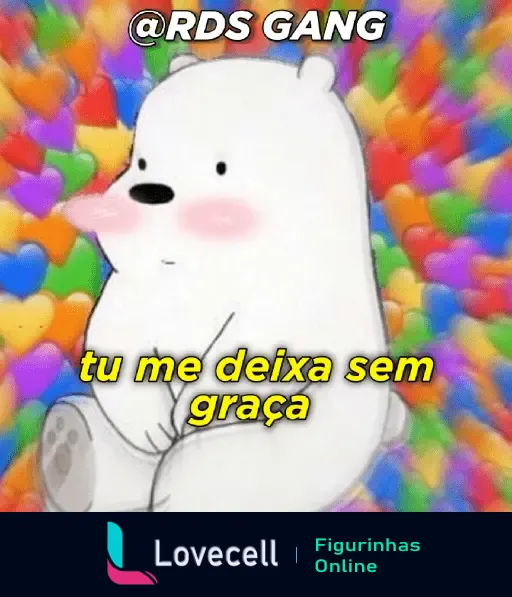 Figurinha de um urso fofo com as bochechas coradas e fundo de corações coloridos, com a frase 'Tu me deixa sem graça'.