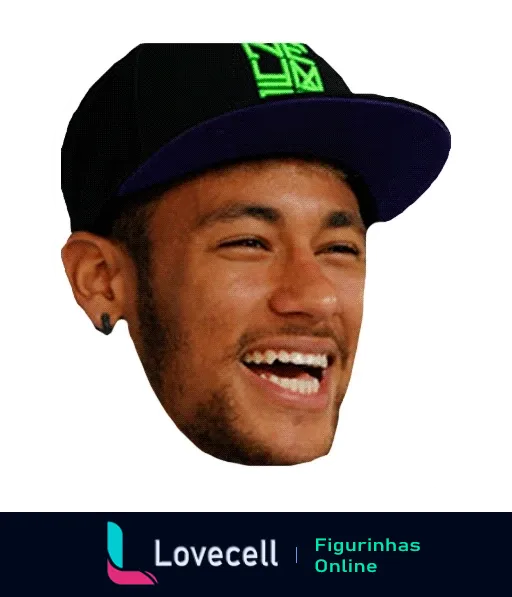 Figurinha de Neymar sorrindo com boné escuro LXG, barba rala e brincos pequenos, expressando alegria e descontração