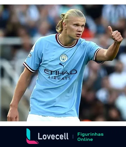 Figurinha de jogador do Manchester City aprovando, vestindo uniforme oficial azul e fazendo gesto de aprovação com olhar concentrado e determinado durante uma partida