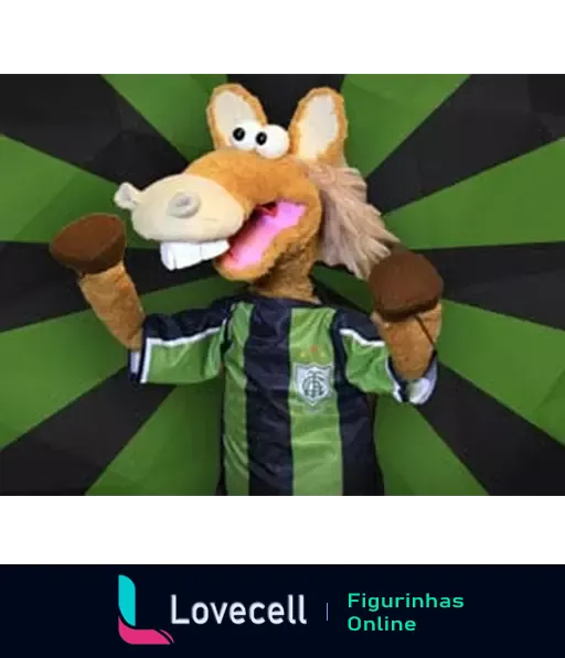 Fantoche de cavalo com dentes grandes, vestido com a camisa do América MG, em fundo verde e preto, representando o mascote do time.