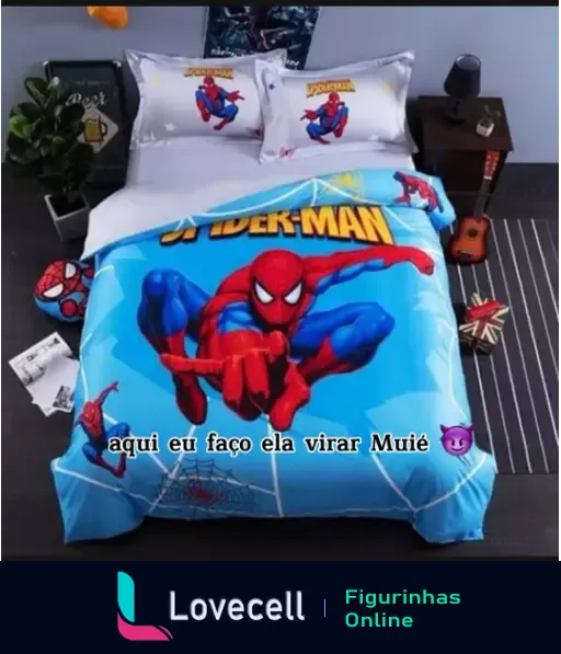 Conjunto de cama do Homem-Aranha com edredom azul e almofadas, apresentando o personagem em ação. Texto na imagem: 'aqui eu faço ela virar Muíé'.