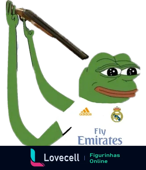 Sapo verde famoso vestindo a camisa do Real Madrid da Adidas com o patrocinador Fly Emirates, levantando um objeto não identificado com expressão exausta.