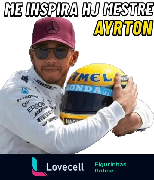 Lewis Hamilton vestido com uniforme da Mercedes segurando um capacete com logo da Honda e inscrições 'ME INSPIRA HJ MESTRE AYRTON', homenageando Ayrton Senna