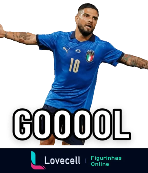 Jogador da seleção italiana de futebol comemorando gol, vestido com o uniforme azul número 10, visível tatuagens, palavra 'GOOOOL' em destaque