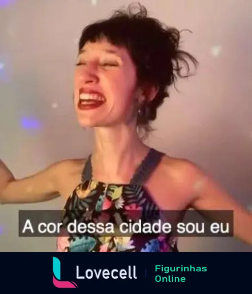 Mulher sorrindo e dançando em ambiente festivo com luzes suaves, expressando alegria e liberdade, com a frase 'A cor dessa cidade sou eu'