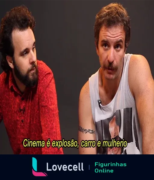 Dois apresentadores do Choque de Cultura discutem cinema. Um deles, de camisa vermelha, observa enquanto o outro, de regata branca, faz a declaração: 'Cinema é explosão, carro e mulherio'.