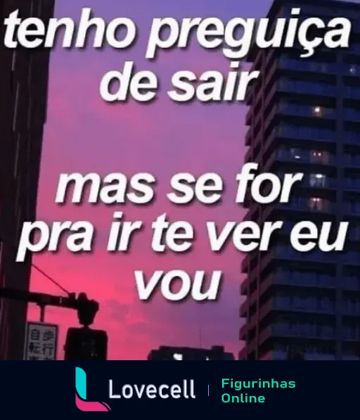 Imagem com frase romântica: 'tenho preguiça de sair mas se for pra ir te ver eu vou', com fundo de céu cor de rosa e prédios ao entardecer.