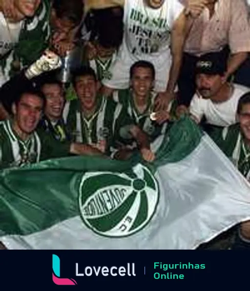 Torcedores e jogadores do Juventude celebrando uma vitória com euforia, segurando uma bandeira do clube, simbolizando união e paixão pelo futebol