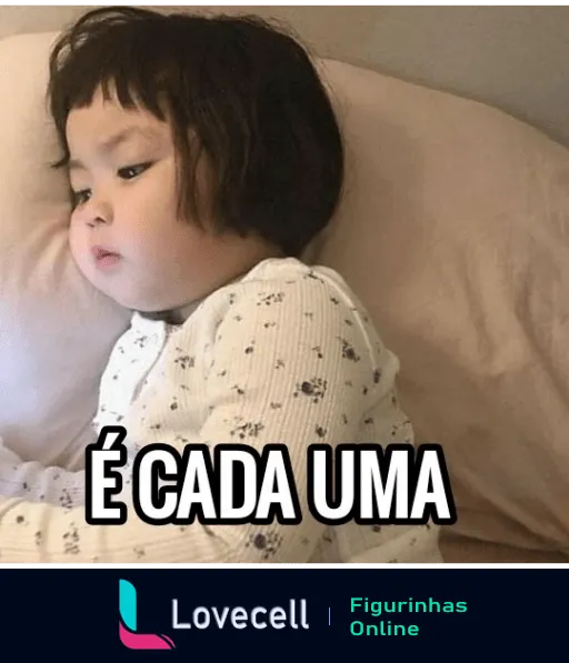 A imagem mostra uma criança deitada, vestindo um pijama branco com estampas, e olhando para algo fora do quadro. O texto 'É CADA UMA' está escrito na parte inferior. Título: 'Coreaninha: É cada uma', tags: 'coreaninha, criança, É cada uma'.