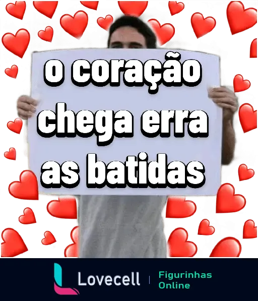 Figura de Dia dos Namorados com homem segurando cartaz que diz 'o coração chega erra as batidas', rodeado por corações vermelhos.