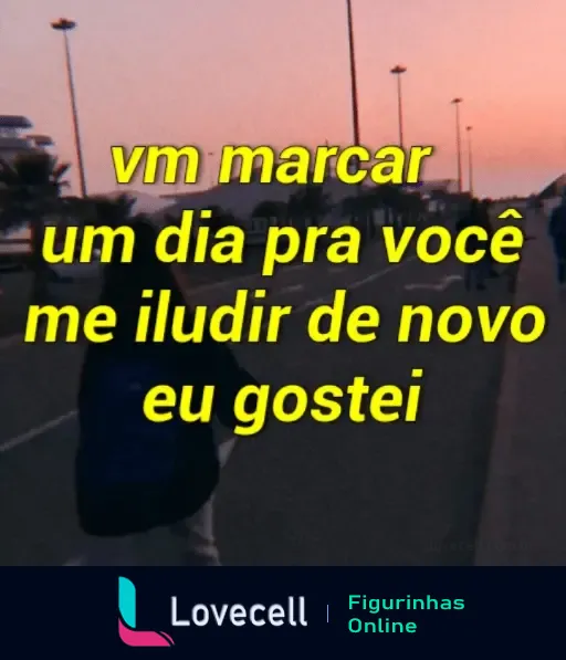 Figurinha FRASES & INDIRETAS com fundo de pôr do sol e texto em amarelo: 'vm marcar um dia pra você me iludir de novo eu gostei', simbolizando desilusão e ironia.