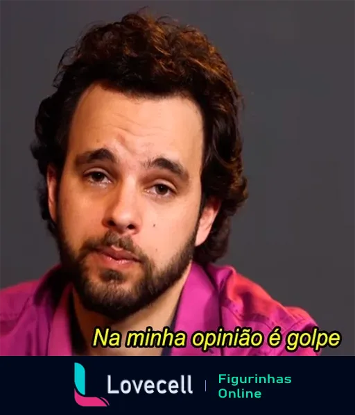 Figura do personagem falando 'Na minha opinião é golpe' usando uma camisa roxa, fundo cinza, expressão séria