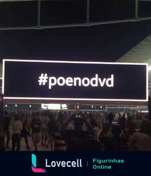 Letreiro iluminado com a hashtag '#poenodvd' em protesto dos fãs do Corinthians em ambiente externo próximo a estádio