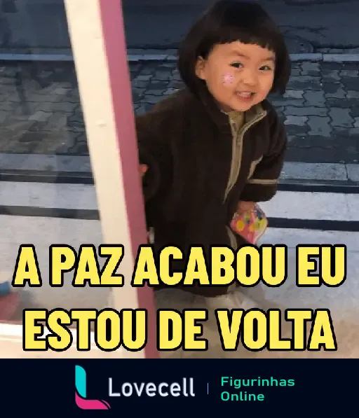 Uma criança sorridente aparece entrando por uma porta de vidro aberta. Ela tem adesivos no rosto e está vestida com um casaco marrom. Na parte inferior da imagem, há um texto em letras amarelas que diz: 'A PAZ ACABOU EU ESTOU DE VOLTA'.