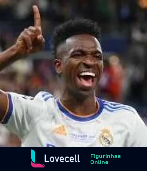 Vinicius Jr comemorando com gesto de número um em campo, expressão alegre e vibrante durante jogo pelo Real Madrid