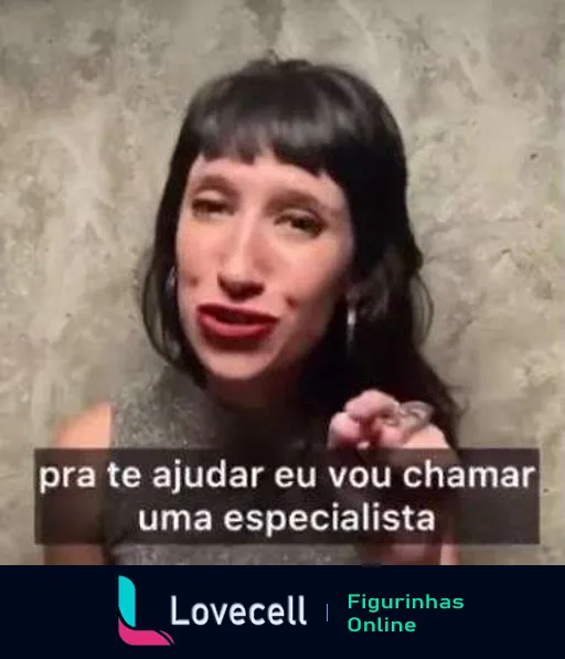 Mulher com cabelo curto e batom vermelho falando em vídeo, expressando disposição para ajudar, com parede de concreto ao fundo