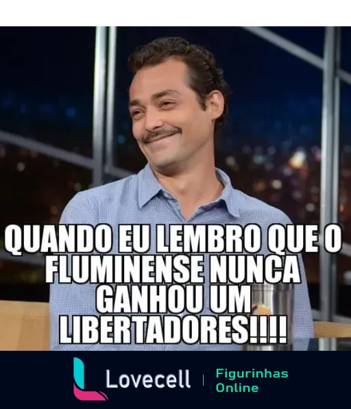 Homem sorridente em entrevista zombando do Fluminense por nunca ter ganhado a Libertadores