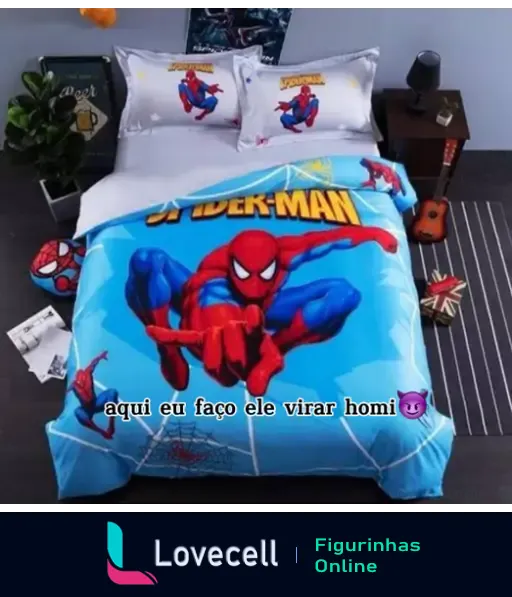 Cama decorada com lençol e travesseiros do Spider-Man, com a frase 'aqui eu faço ele virar homi' na base da imagem.