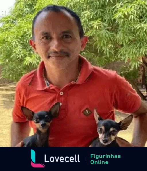 Manoel Gomes, conhecido pelo meme 'Caneta Azul', sorrindo e segurando dois pequenos cães pretos e marrons em um jardim verdejante.