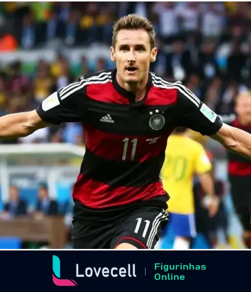 Miroslav Klose, jogador da Alemanha, comemorando um gol durante partida de futebol com uniforme listrado em preto e vermelho.