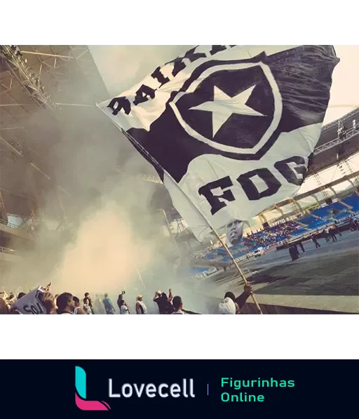 Bandeira do Botafogo sendo agitada em estádio cheio, com fumaça ao fundo, representando a energia e paixão dos torcedores durante um jogo