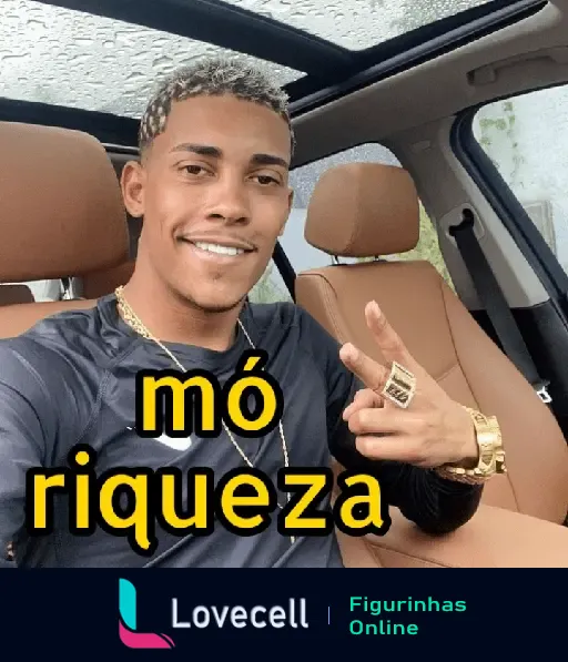 Homem sorrindo em carro, gesto de mão com anéis e correntes, sobre o texto 'mó riqueza' em amarelo. MÓ PAZ: MC POZE.