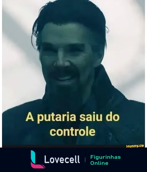 Imagem de um personagem sorrindo sarcasticamente com a frase 'A putaria saiu do controle' em destaque, representando um meme popular.