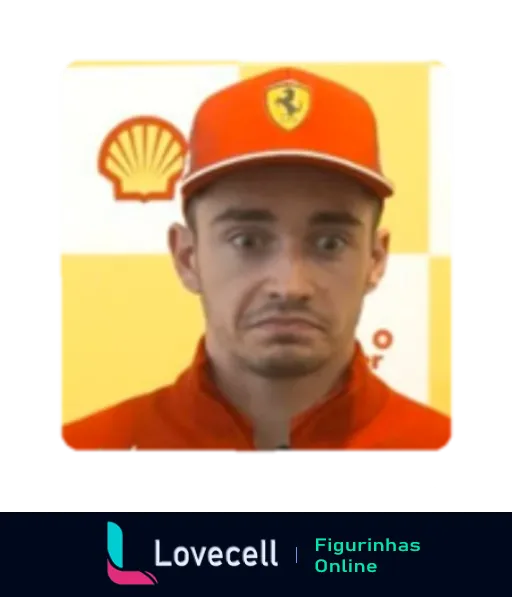 Homem com boné vermelho da Ferrari e roupa de piloto expressando surpresa, com logotipo da Shell ao fundo