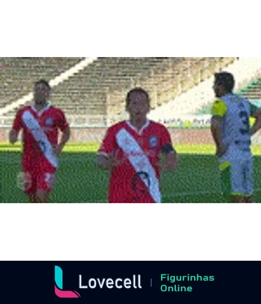 Jogador de futebol comemorando no Estádio do Argentinos Juniors, vestindo camisa vermelha com detalhes brancos e escudo do clube, expressando alegria em dança de celebração